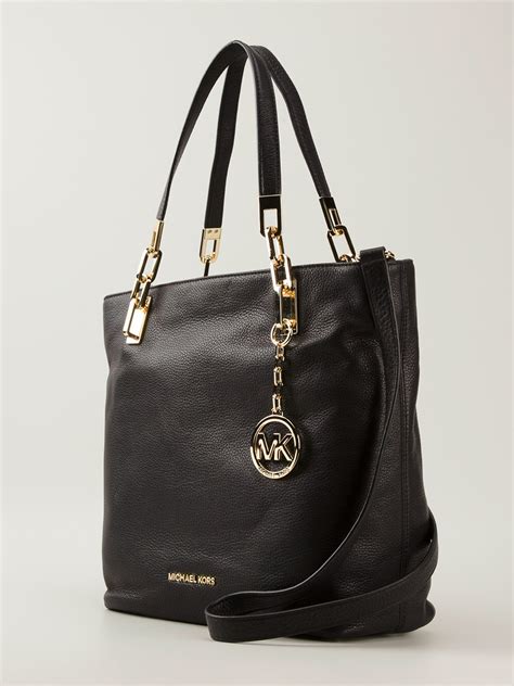 michael kors schminktasche schwarz|Michael Kors shoulder bag black.